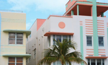 Des bâtiments Art déco aux couleurs pastel et des palmiers - un décor parfait pour la Floride en famille.