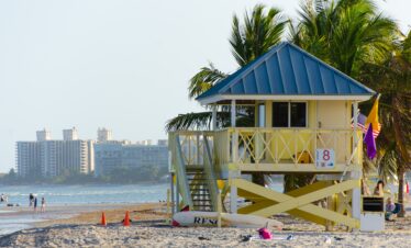 Tour de sauvetage jaune sur une plage de sable - parfait pour les aventures de la Floride en famille.