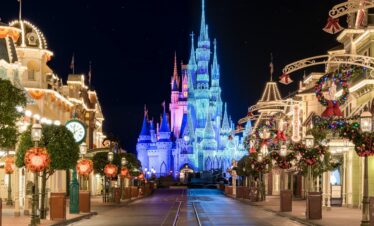 Main Street de nuit avec un château illuminé - parfait pour les vacances de la Floride en famille.
