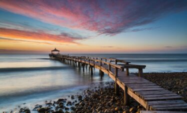Embarcadère en bois sur une mer calme au coucher du soleil, idéal pour la Floride en famille au bord d'un rocher.