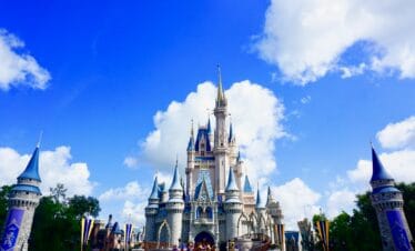 Le château de Cendrillon à Disney World, idéal pour découvrir la Floride en famille sous un ciel bleu.