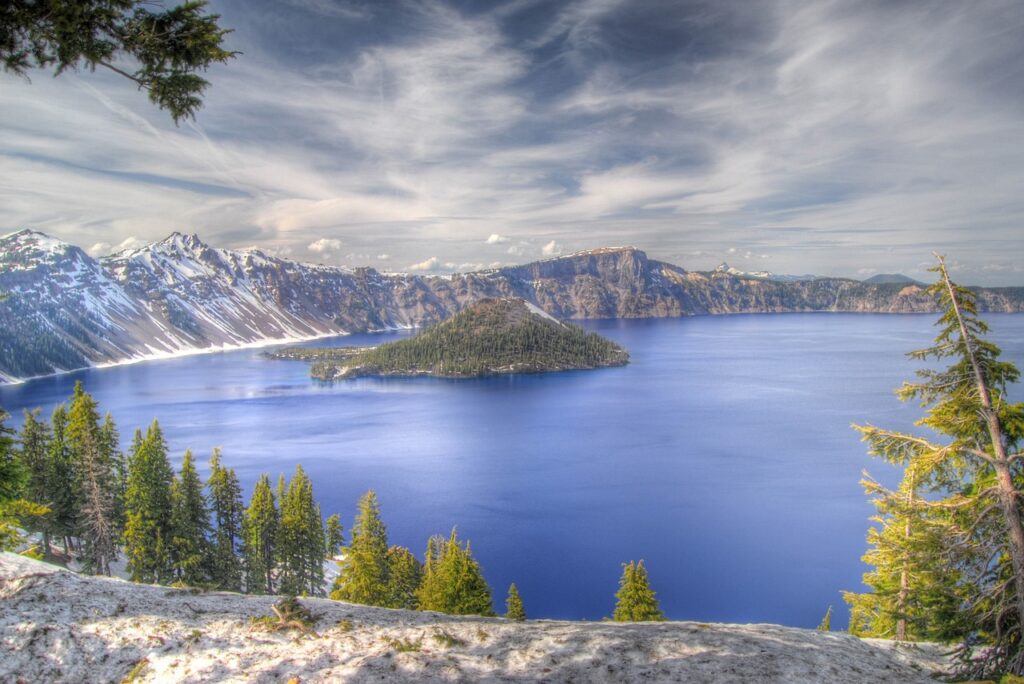 Crater Lake en hiver sous la neige 