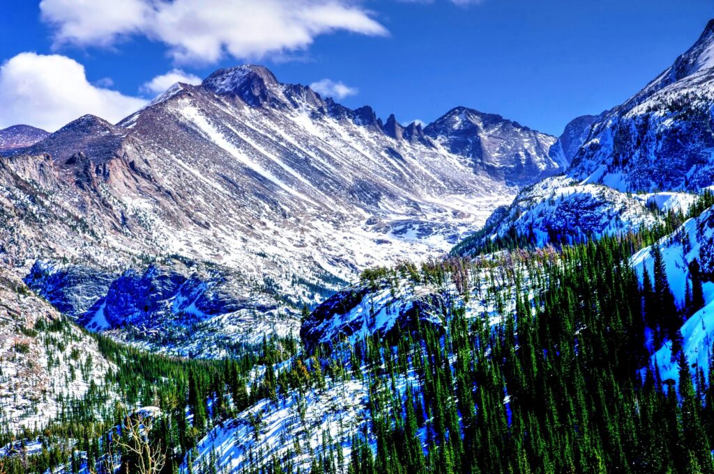 Rocky Mountain sous la neige en hiver